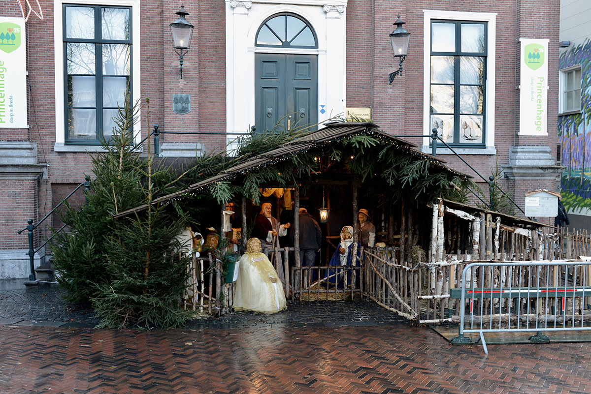 kerstsal opgebouwd op een regenachtige dag