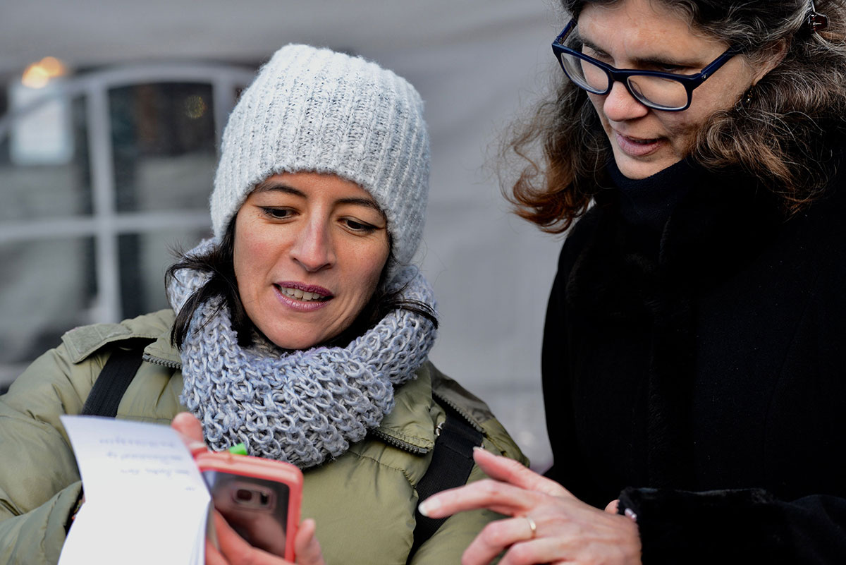 Essie overlegt met Irèn 