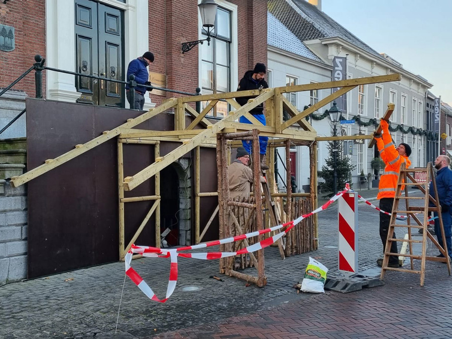 Het opbouwen van de kerststal voor het raadhuis op de haagsemarkt in princenhage