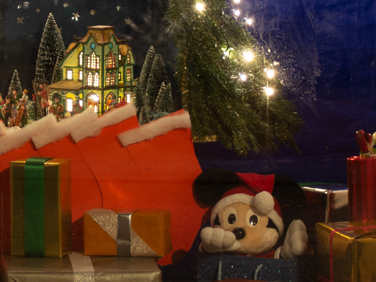 Rode kerstsokken en pakjes met Mickey Mouse