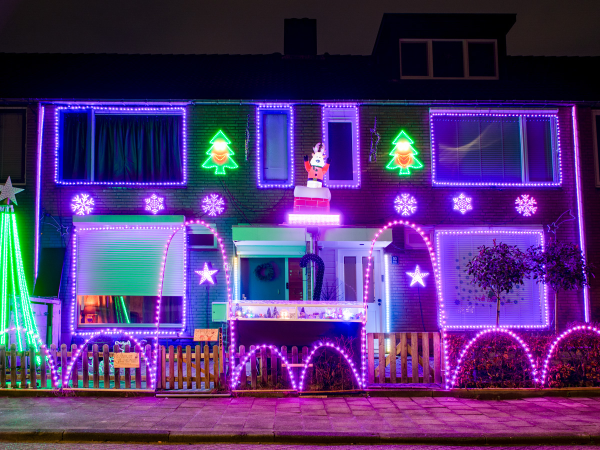 gevels van twee huizen uitbunding versierd met gekleurde lichten.