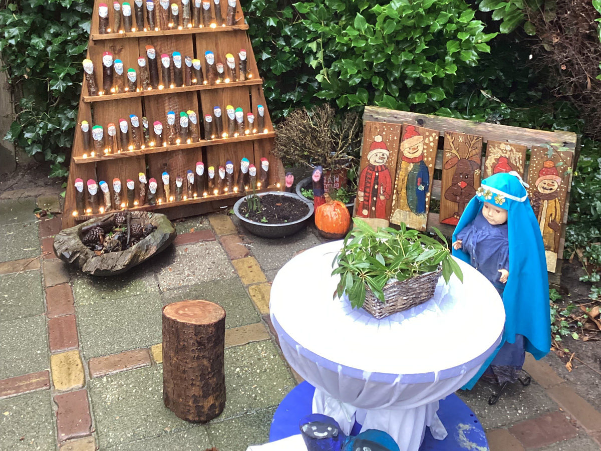 een tafereeltje van een tafel met een pop gekleed als Maria