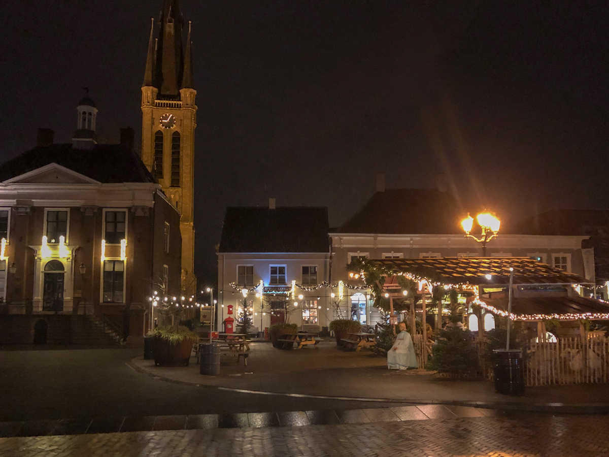 Haagsemarkt met het raadhuis en de Sint Martinuskerk. De kerststal met knikengel staat de midden op de markt.