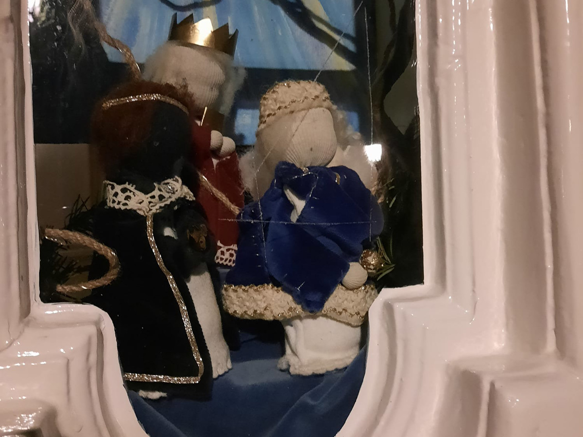 twee poppen achter een raam