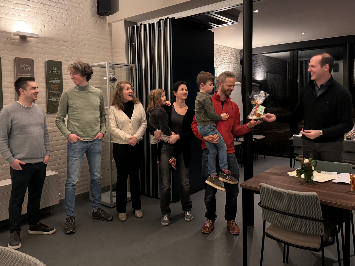 Groep makers van Posthoornstraat 25 neemt prijs in ontvangst
