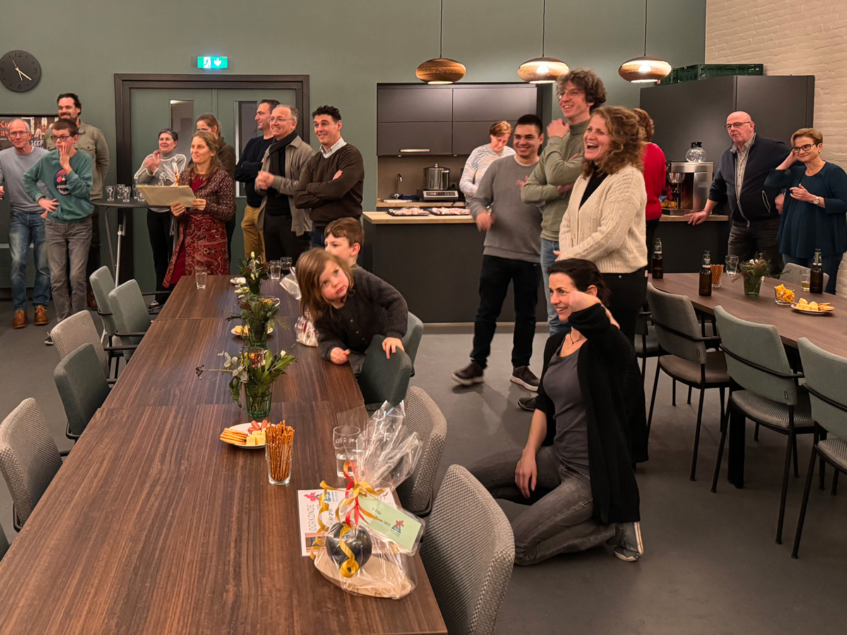 zaal met personen luisteren naar jurylid Xander