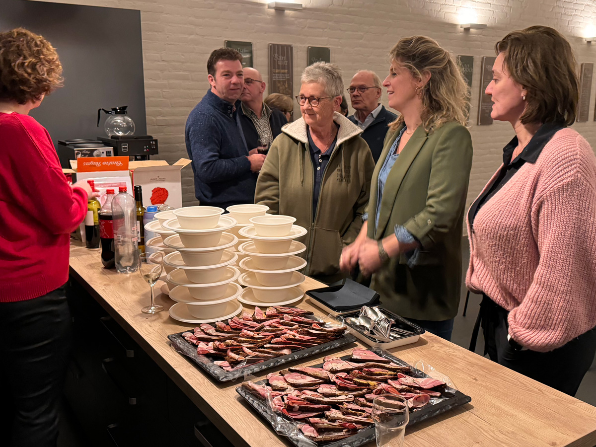 uitdelen erwtensoep aan vrijwilligers van de Stichting Kerststal Princenhage