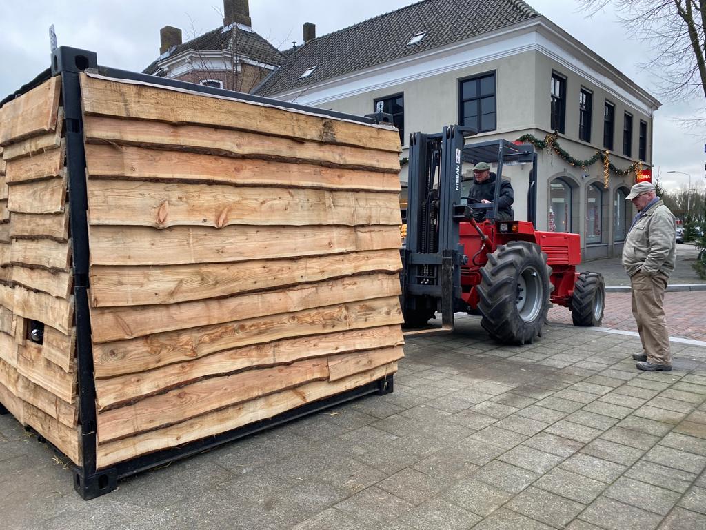 Heftruck brengt de container van de kerststal weg