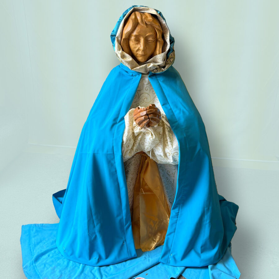 Het beeld Maria met de roomwitte jurk en de aquablauwe mantel