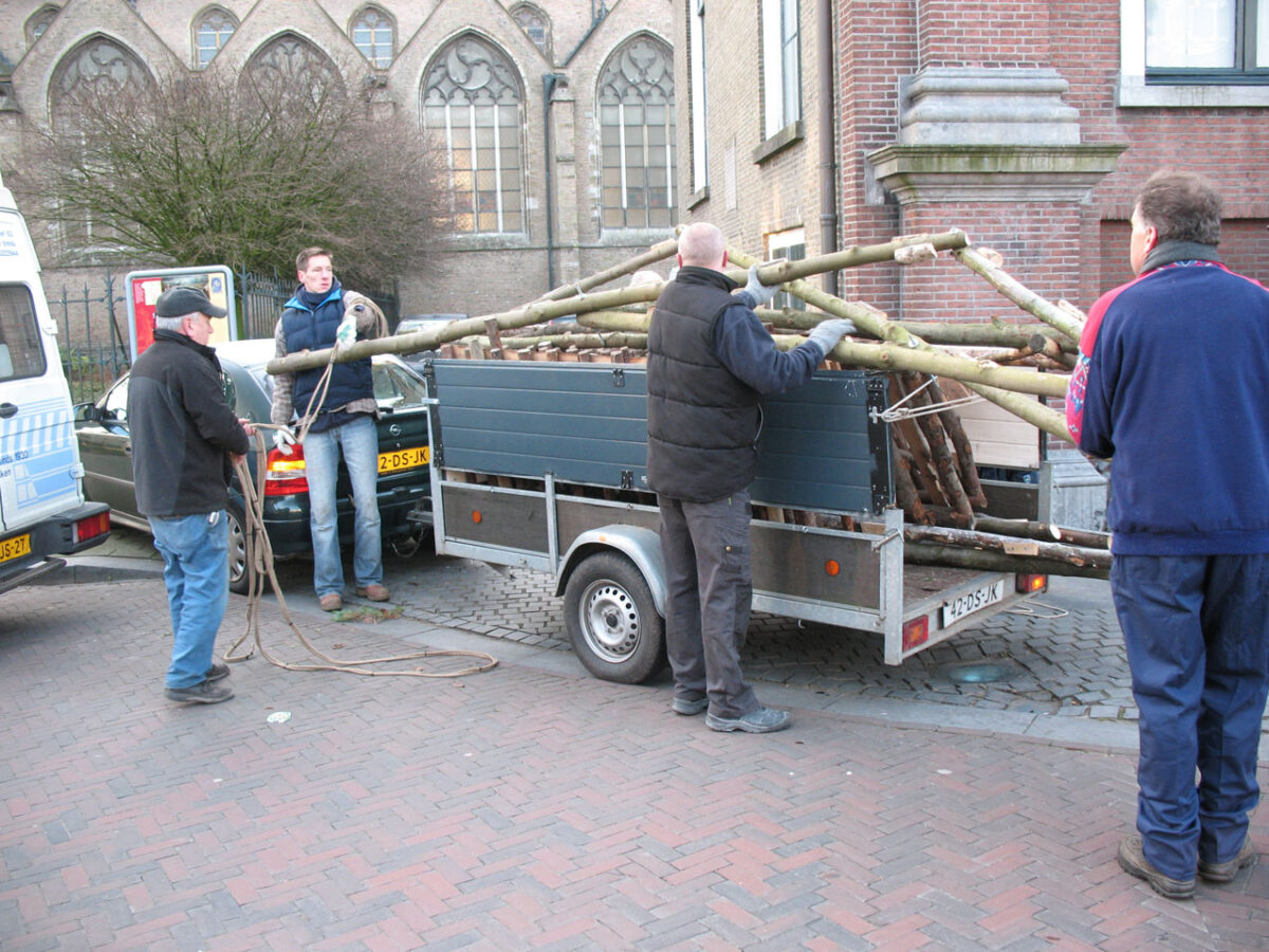 opbouwen kerststal in Princenhage