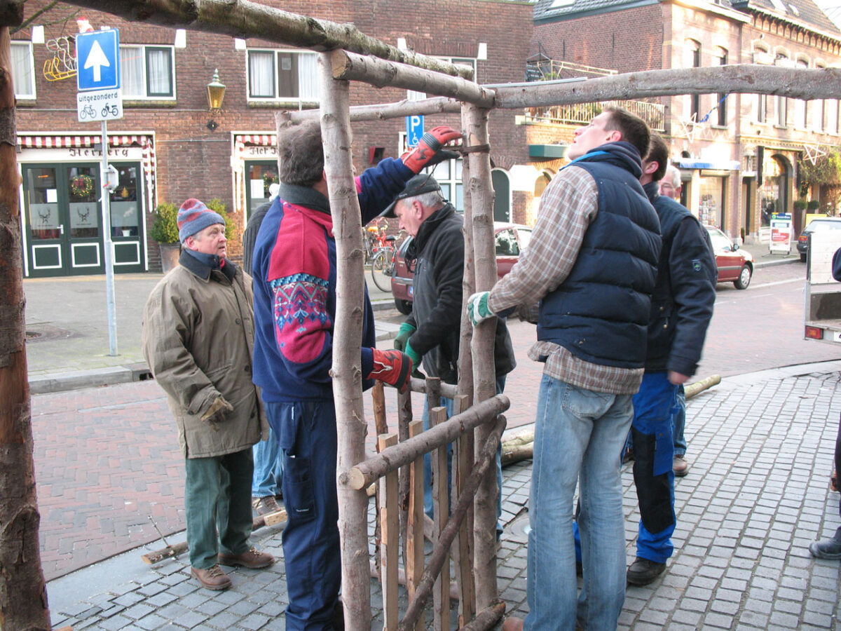 opbouwen kerststal in Princenhage