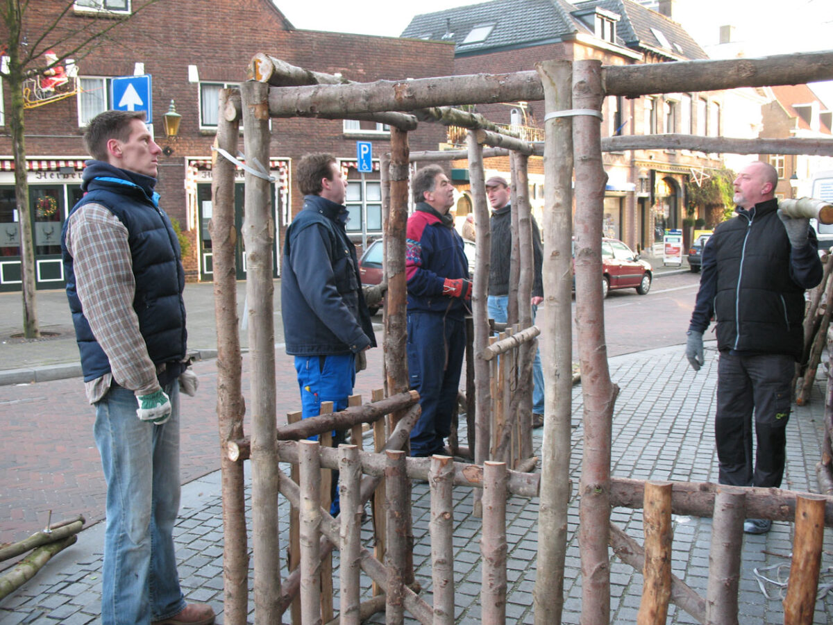 opbouwen kerststal in Princenhage