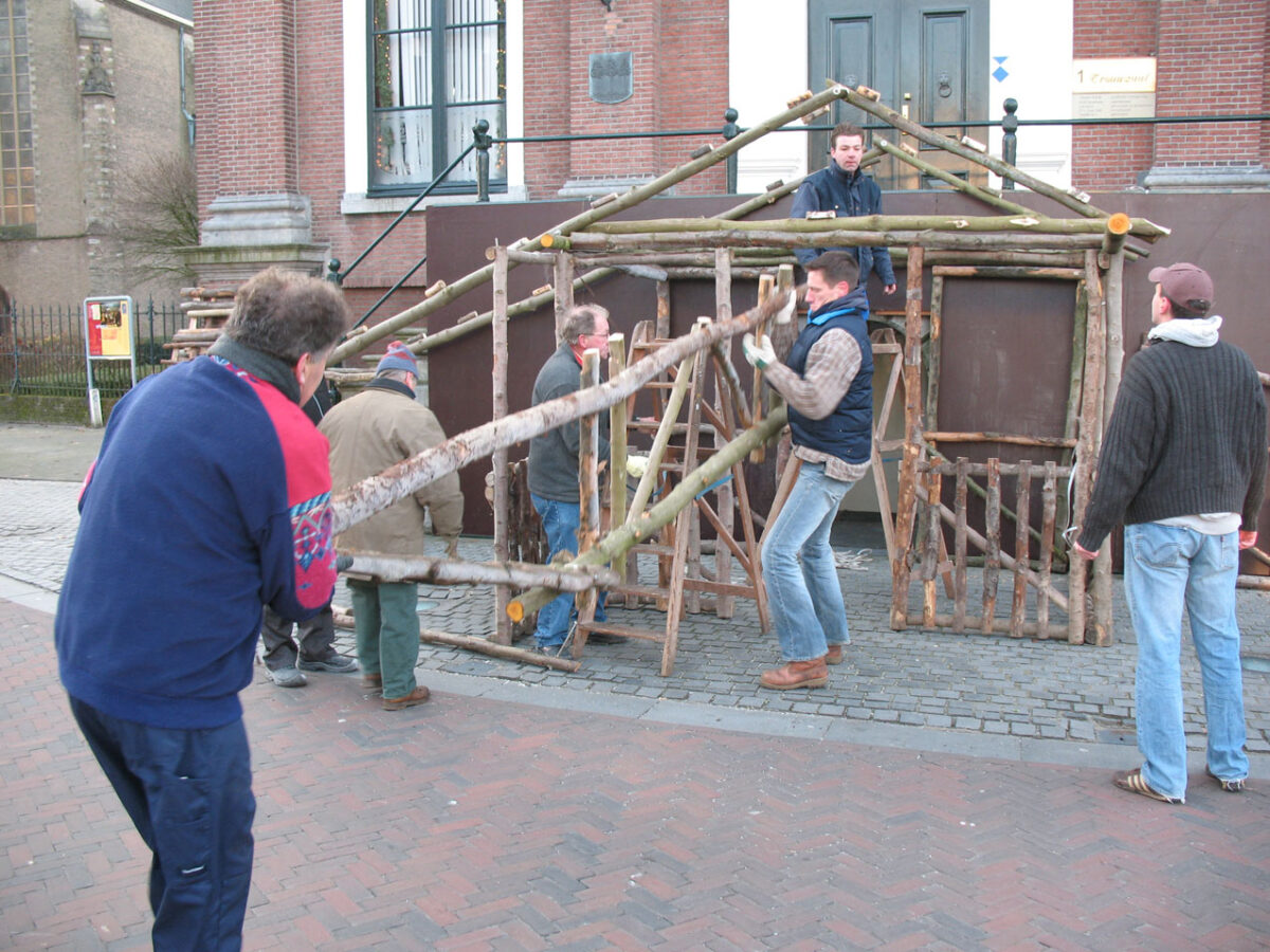 opbouwen kerststal in Princenhage