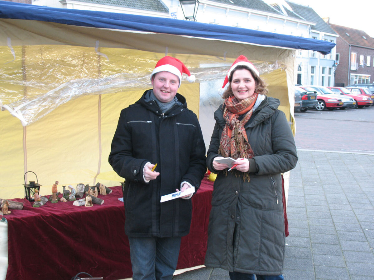 lotenverkoop lunch tijdens het opbouwen van kerststal