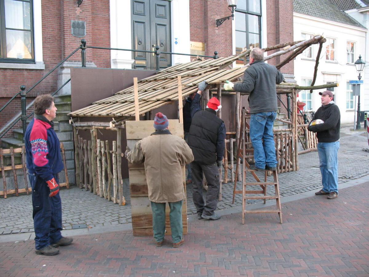 opbouwen kerststal in Princenhage