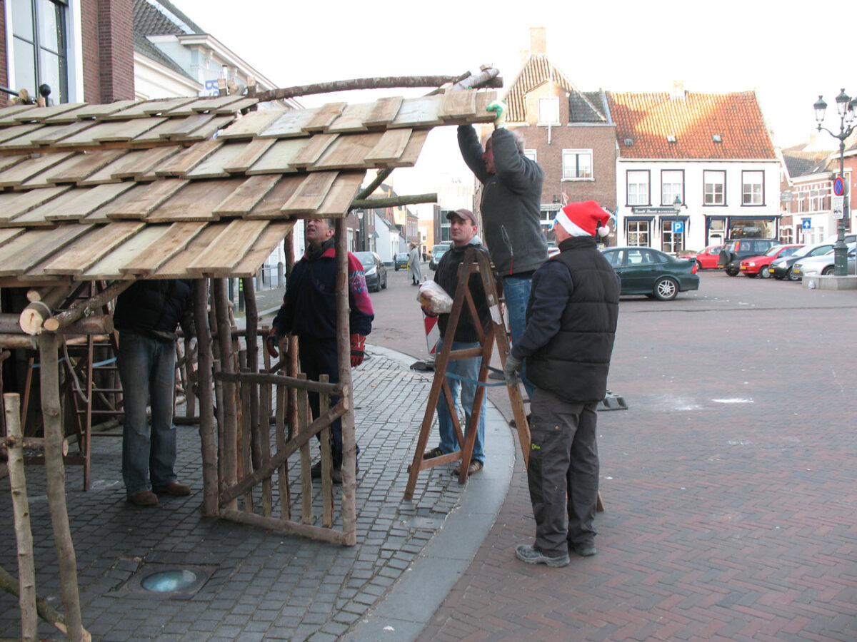 opbouwen kerststal in Princenhage