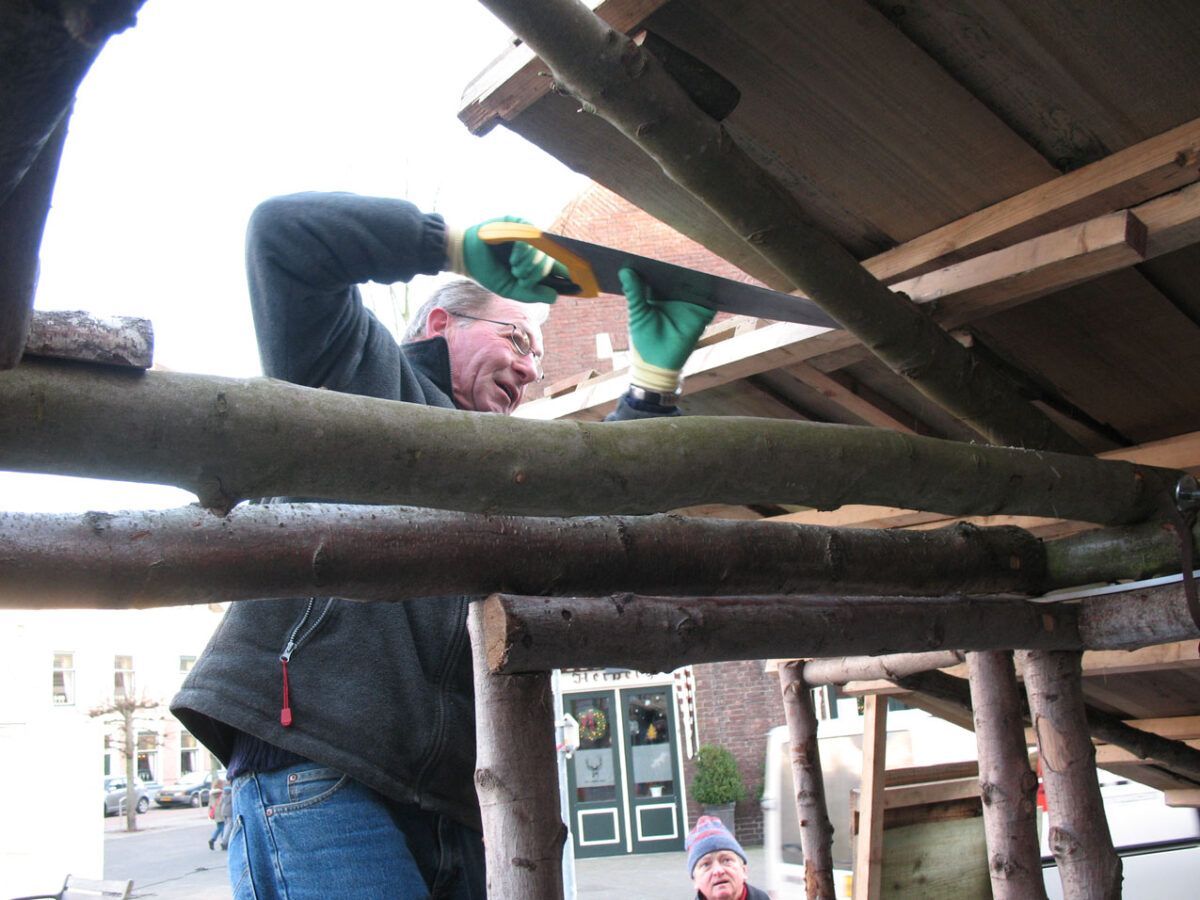 opbouwen kerststal in Princenhage