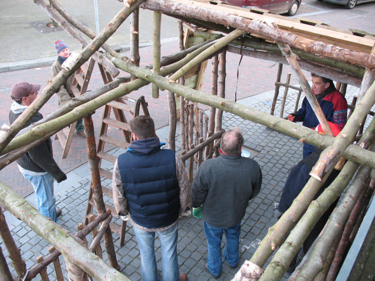 opbouwen kerststal in Princenhage