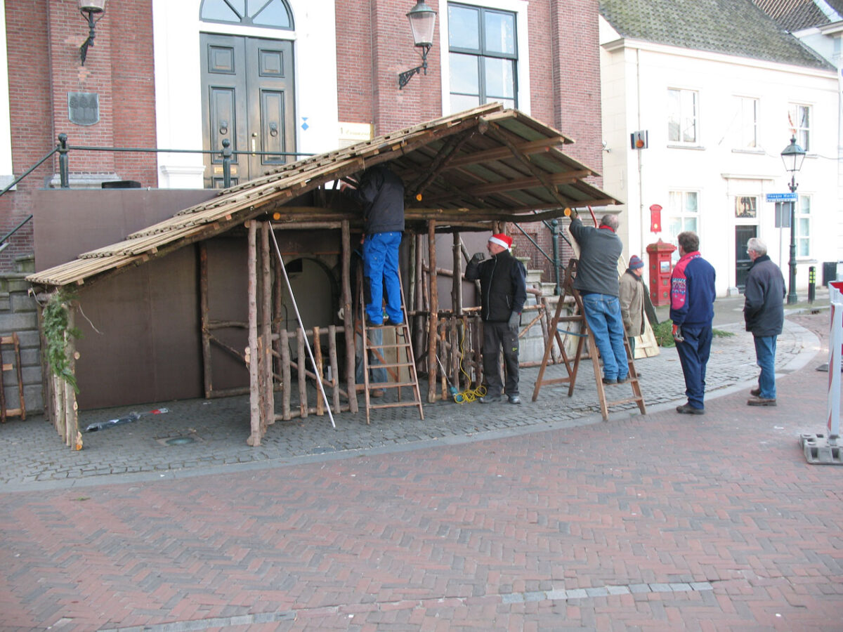 opbouwen kerststal in Princenhage