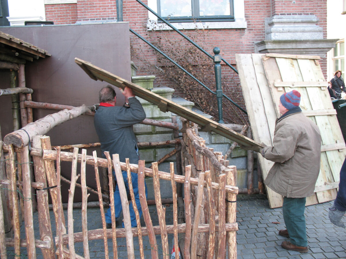 opbouwen kerststal in Princenhage