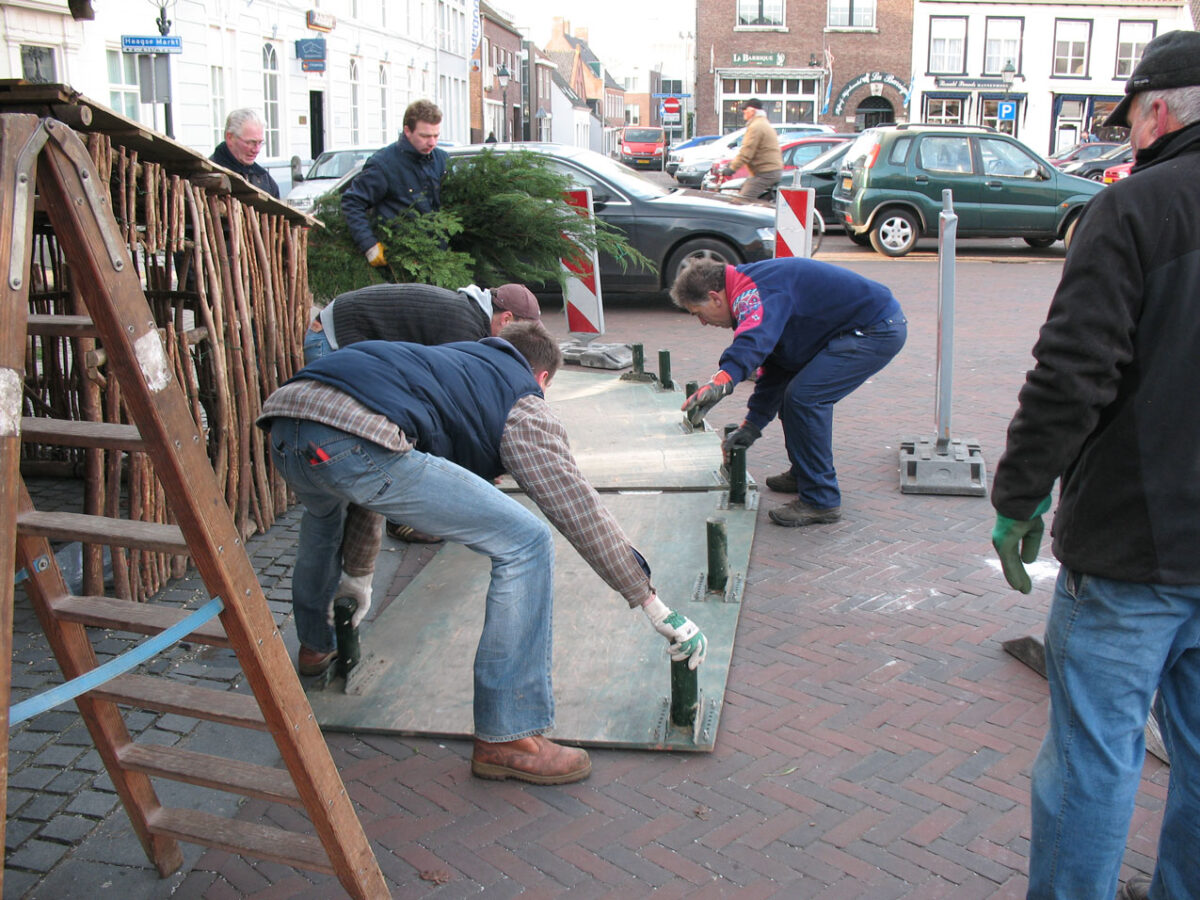 opbouwen kerststal in Princenhage
