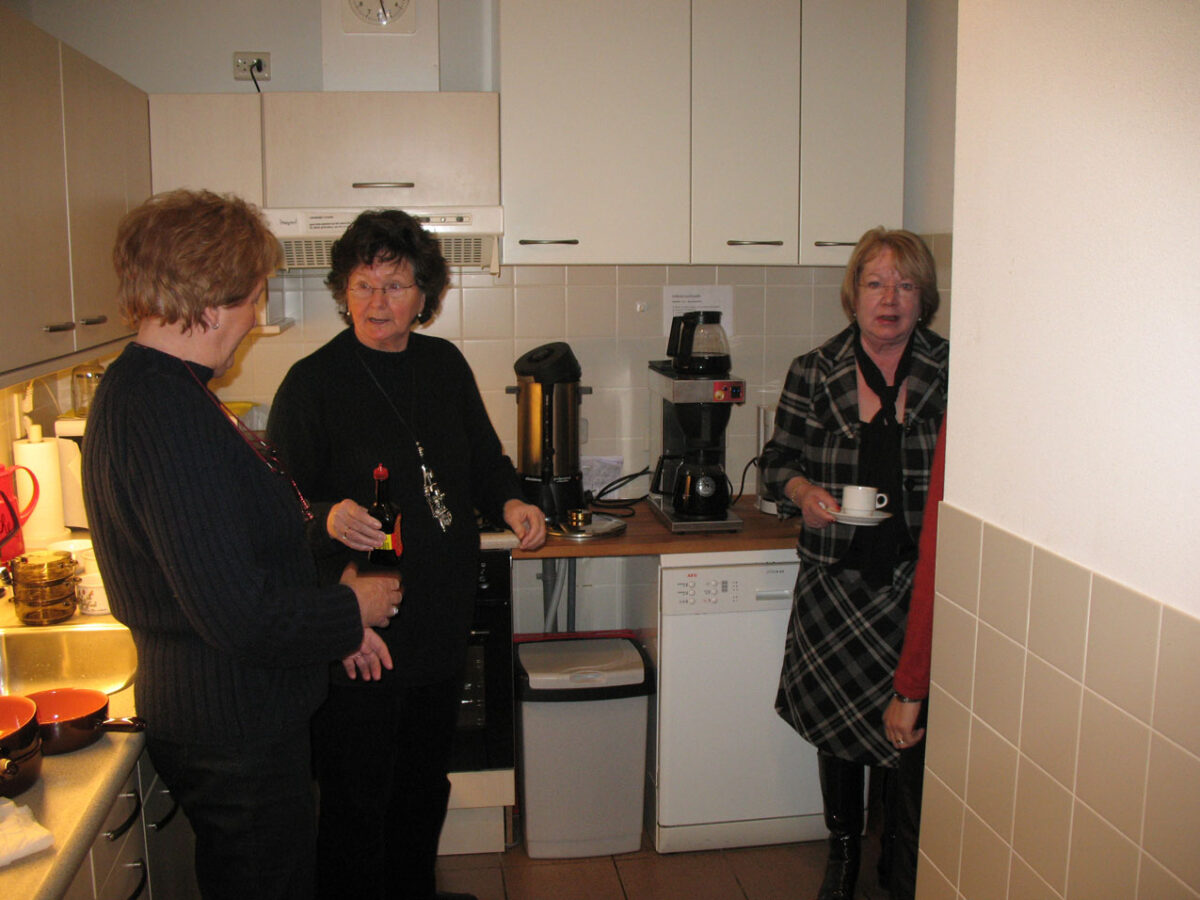 voorbereiding lunch tijdens het opbouwen van kerststal