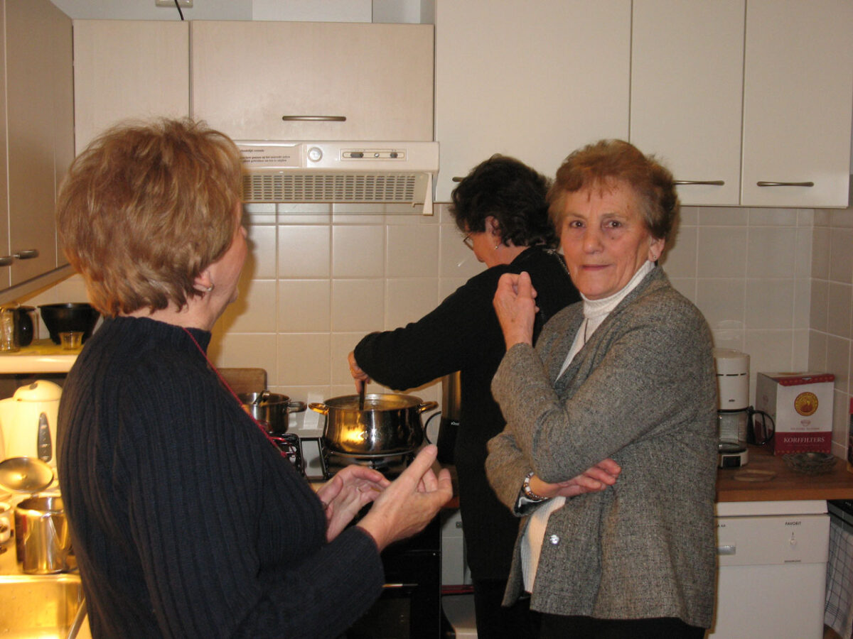 voorbereiding lunch tijdens het opbouwen van kerststal