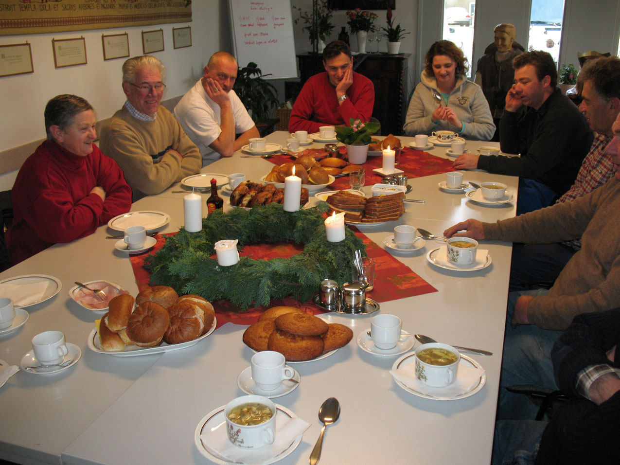 lunch tijdens het opbouwen van kerststal
