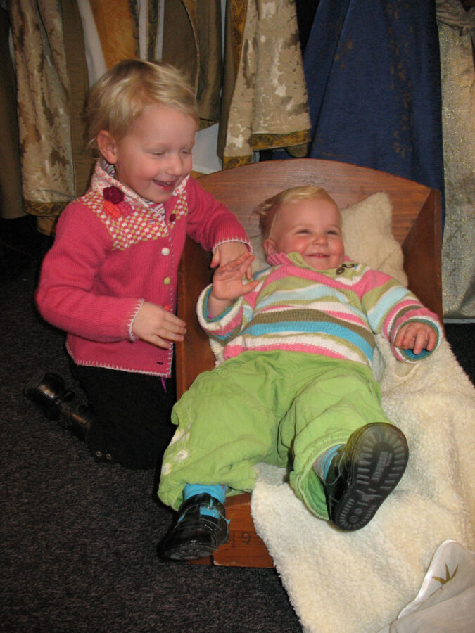 2 kindjes bij de kribbe van kindeke jezus