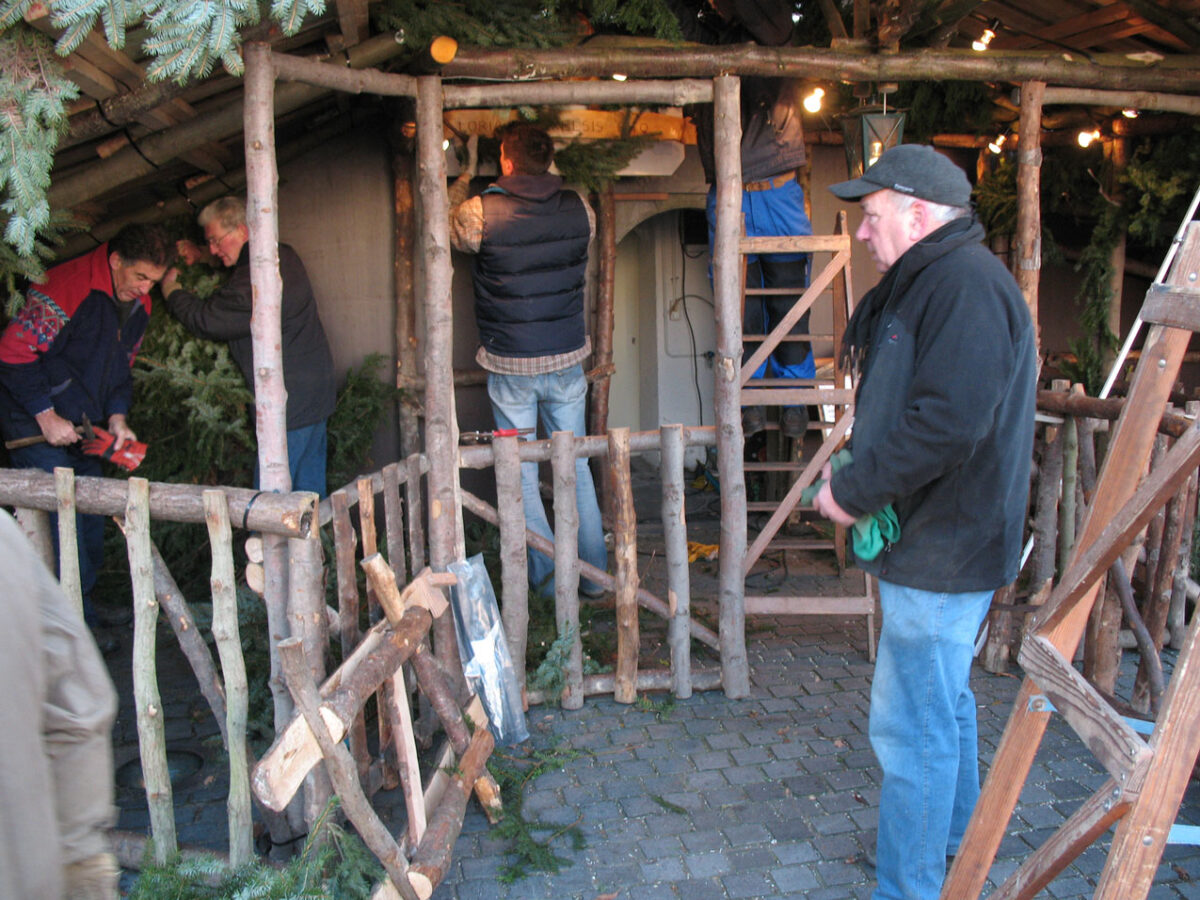 opbouwen kerststal in Princenhage