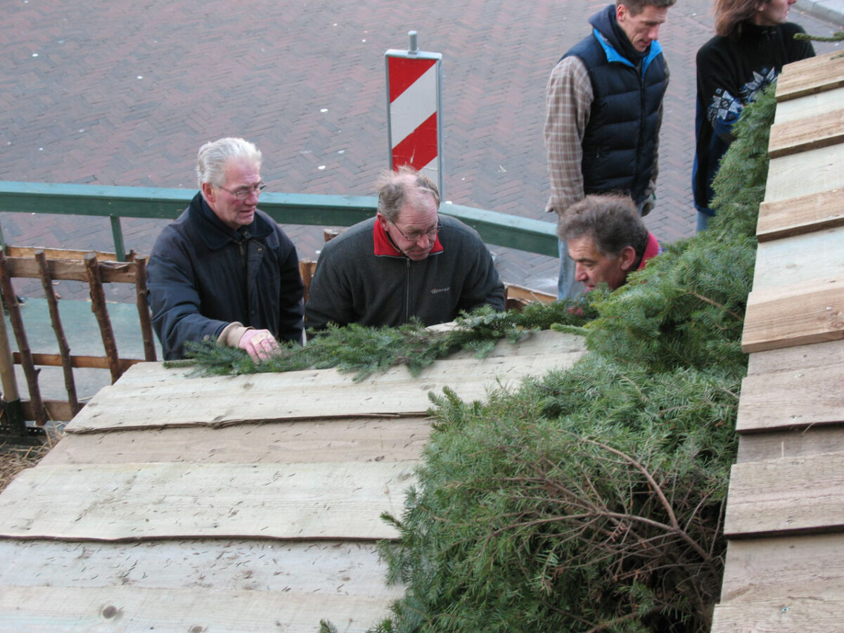 opbouwen kerststal in Princenhage
