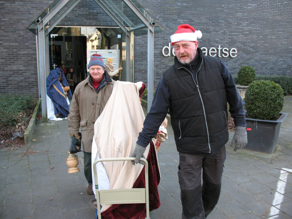 beelden brengen naar de kerststal