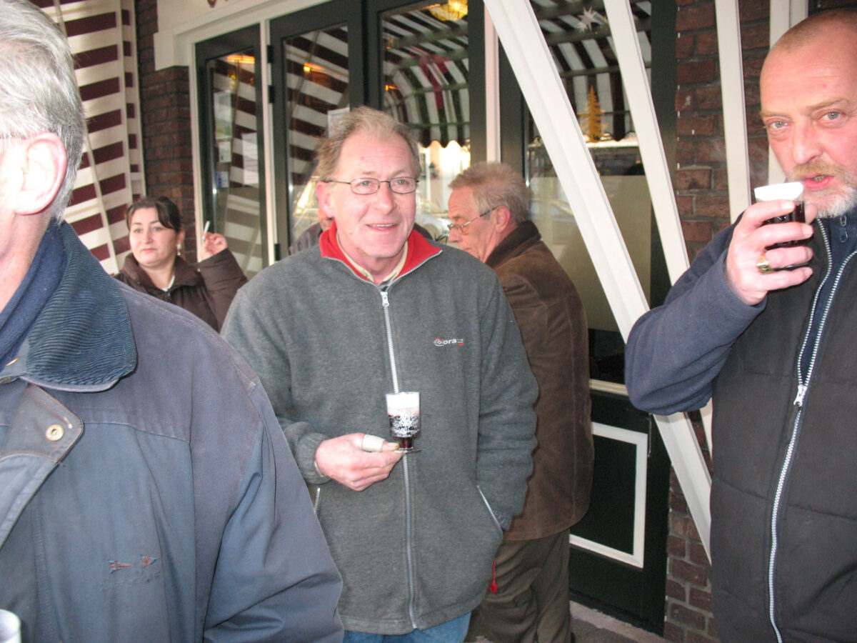 borrel na het opbouwen van de kerststal