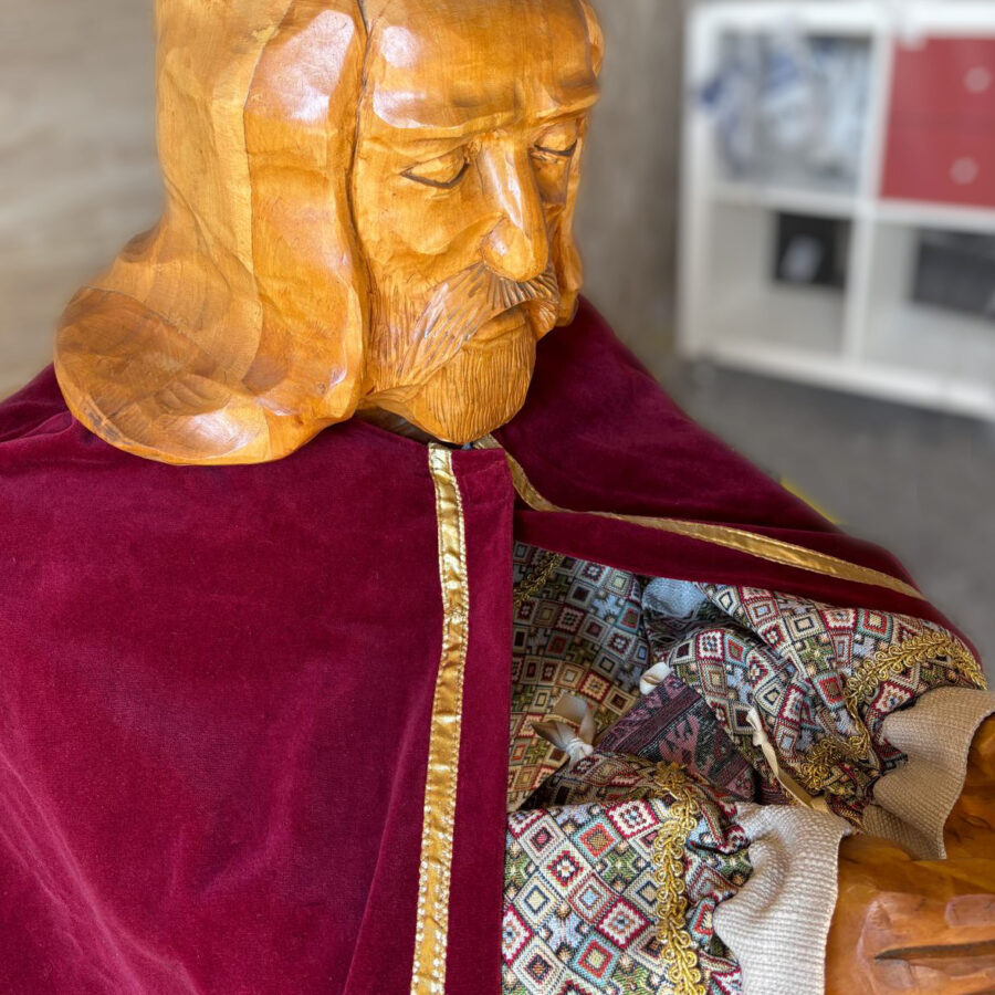 detail van de rode mantel van Caspar