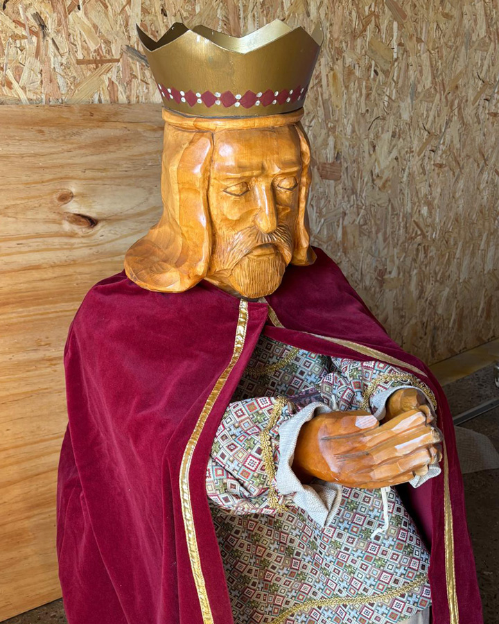 Koning Caspar met een rode mantel