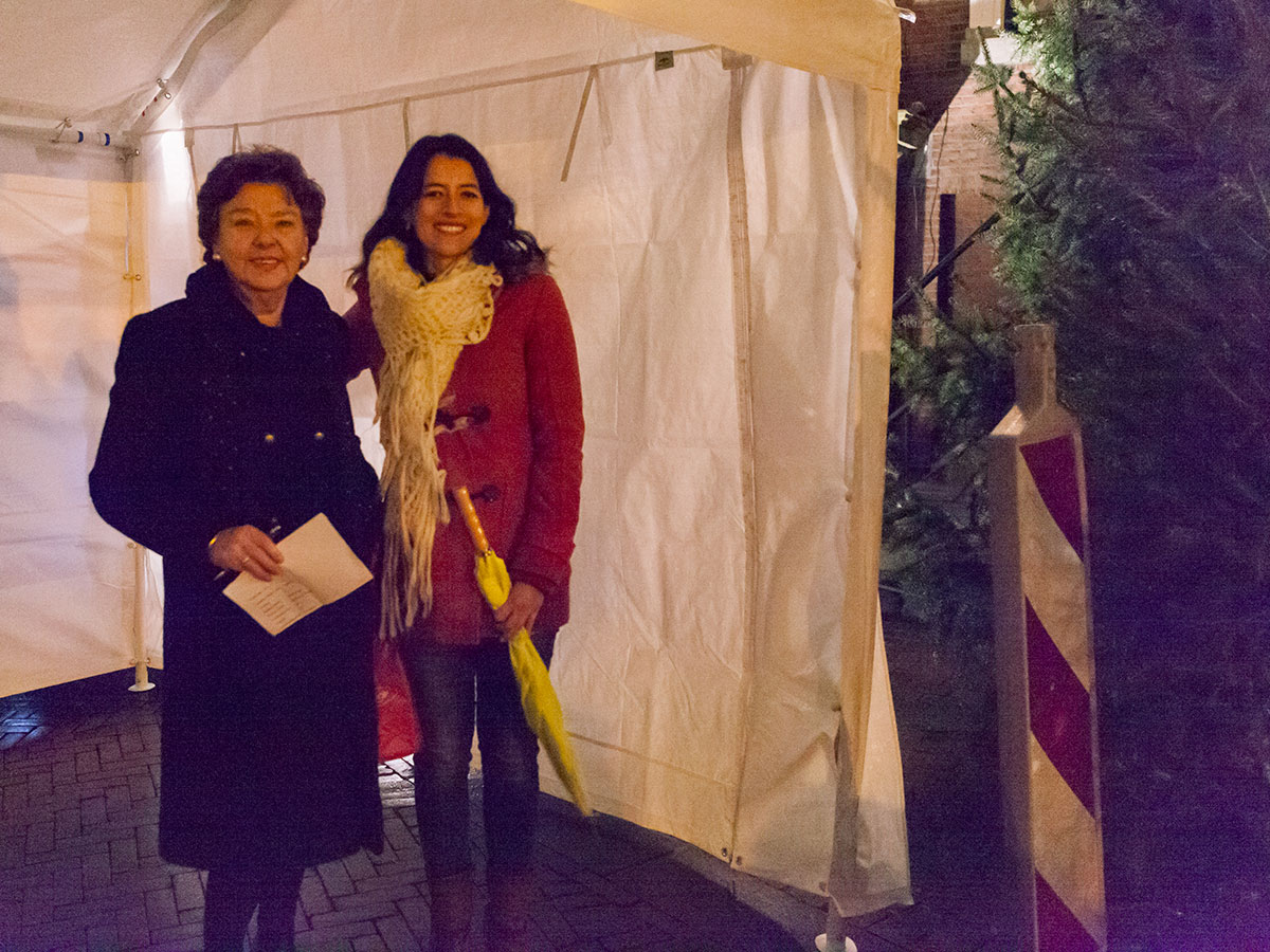 Diny en Essie tijdens opening kerststal in Princenhage 2016