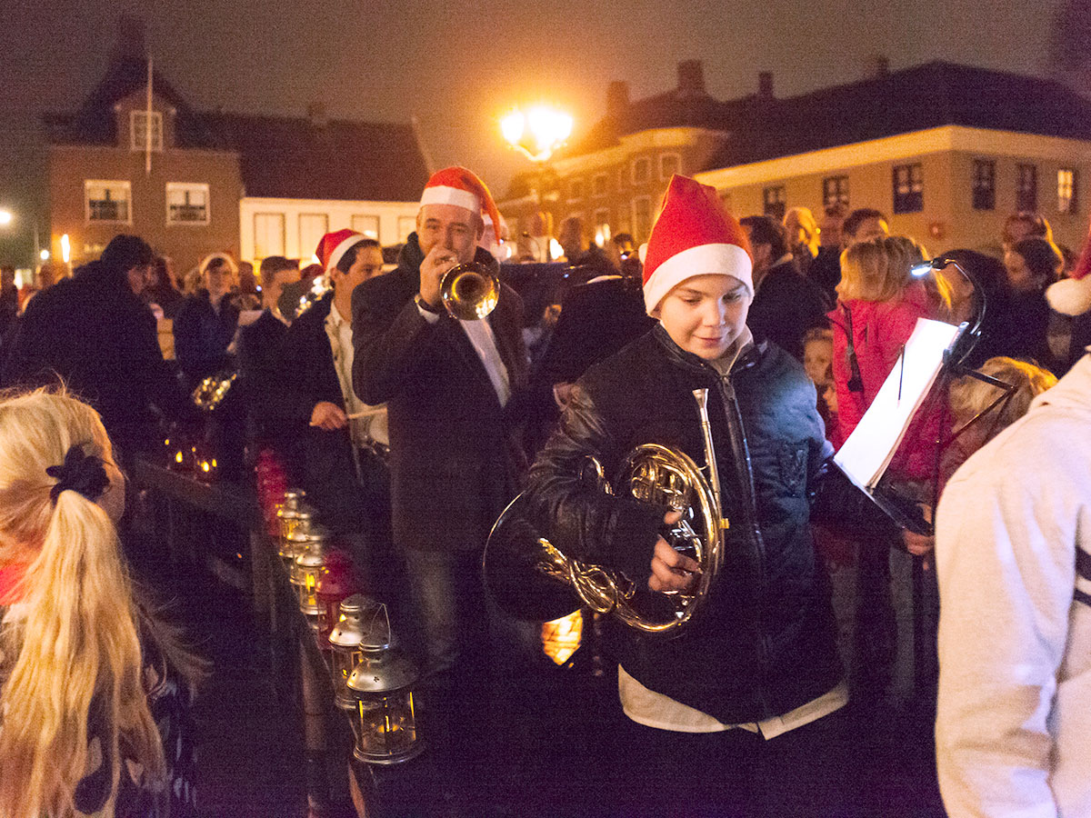 orkest speelt kerstmuziek