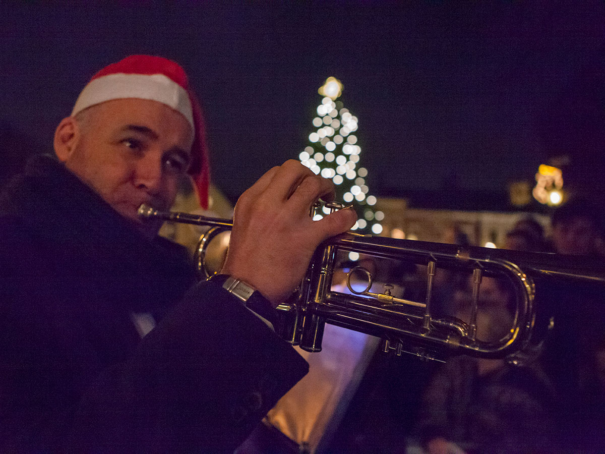 trompetspeler tijdens opening kerststal in Princenhage 2016