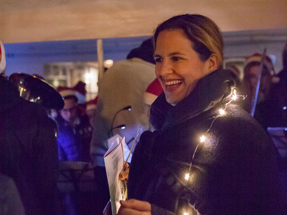 orkestleider tijdens opening kerststal in Princenhage 2016