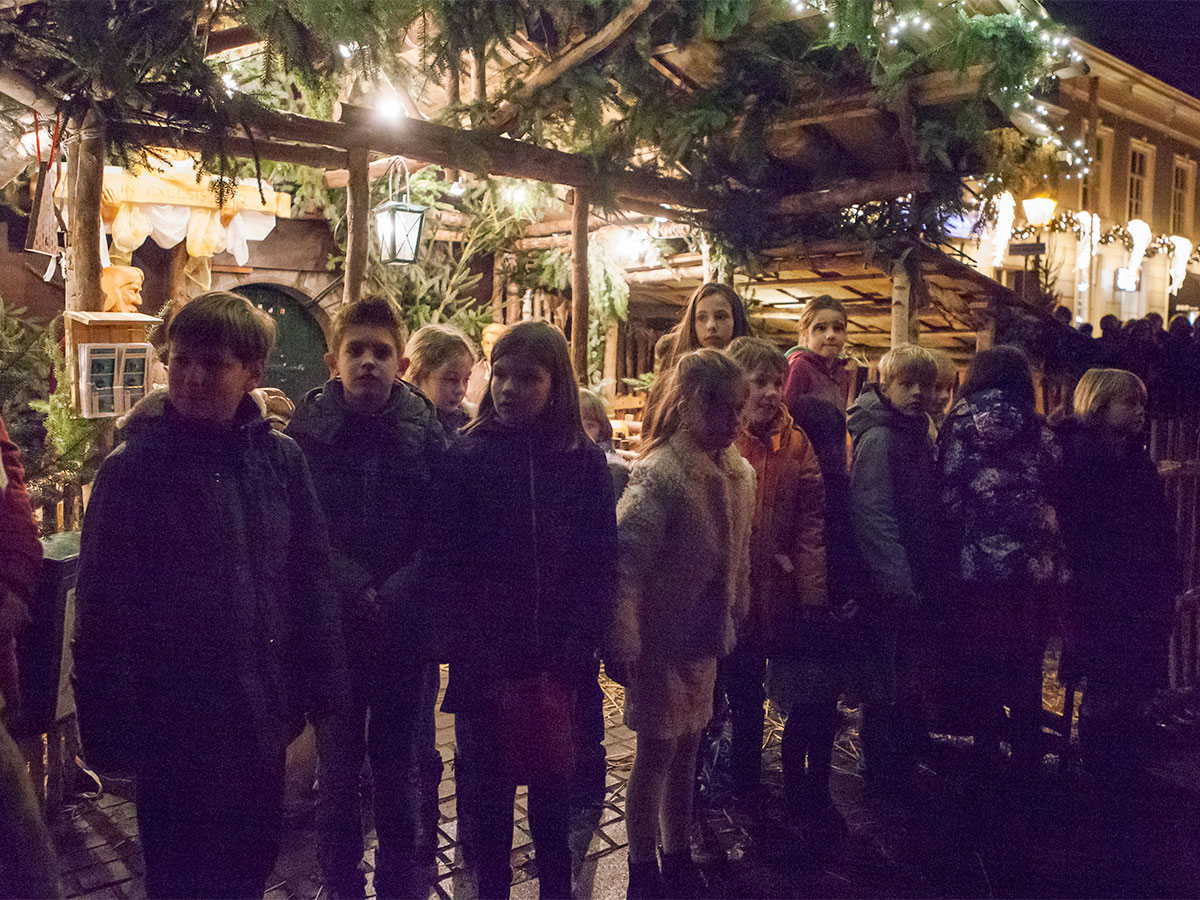 kinderen dragen kribbe tijdens opening kerststal in Princenhage 2016