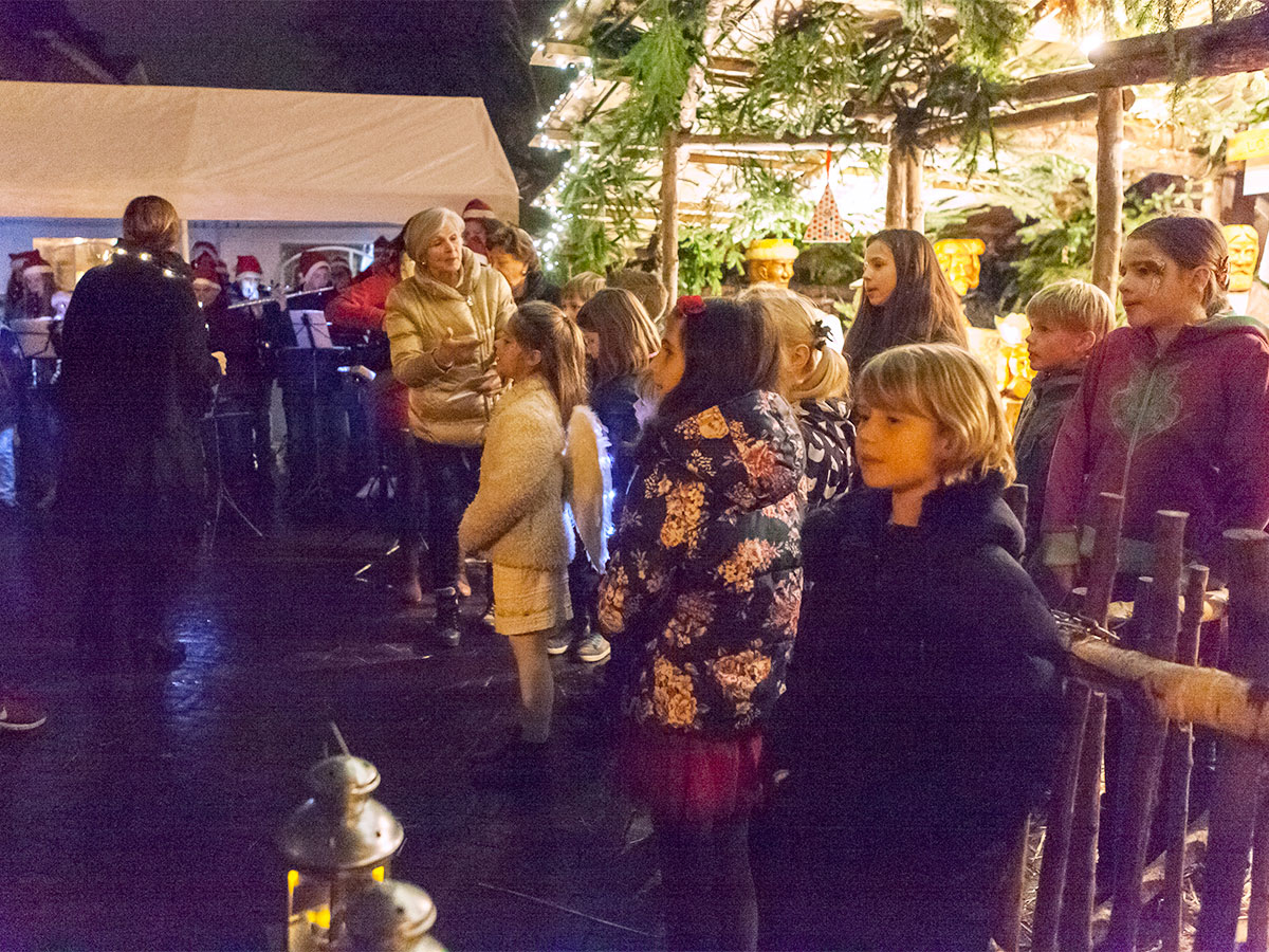 kinderkoor tijdens opening kerststal in Princenhage 2016