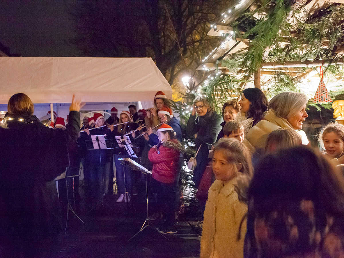 kinderen tijdens opening kerststal in Princenhage 2016