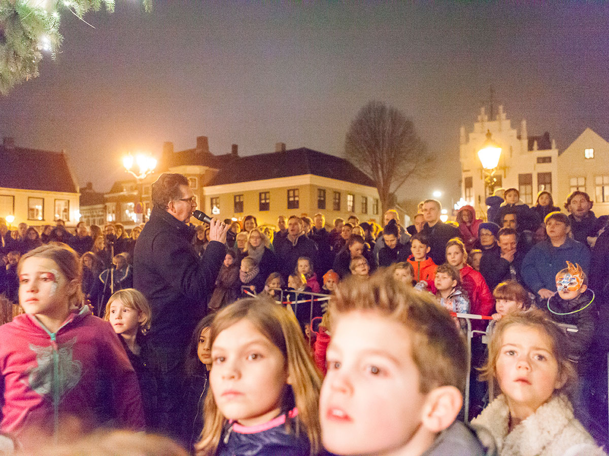 publiek tijdens opening kerststal in Princenhage 2016