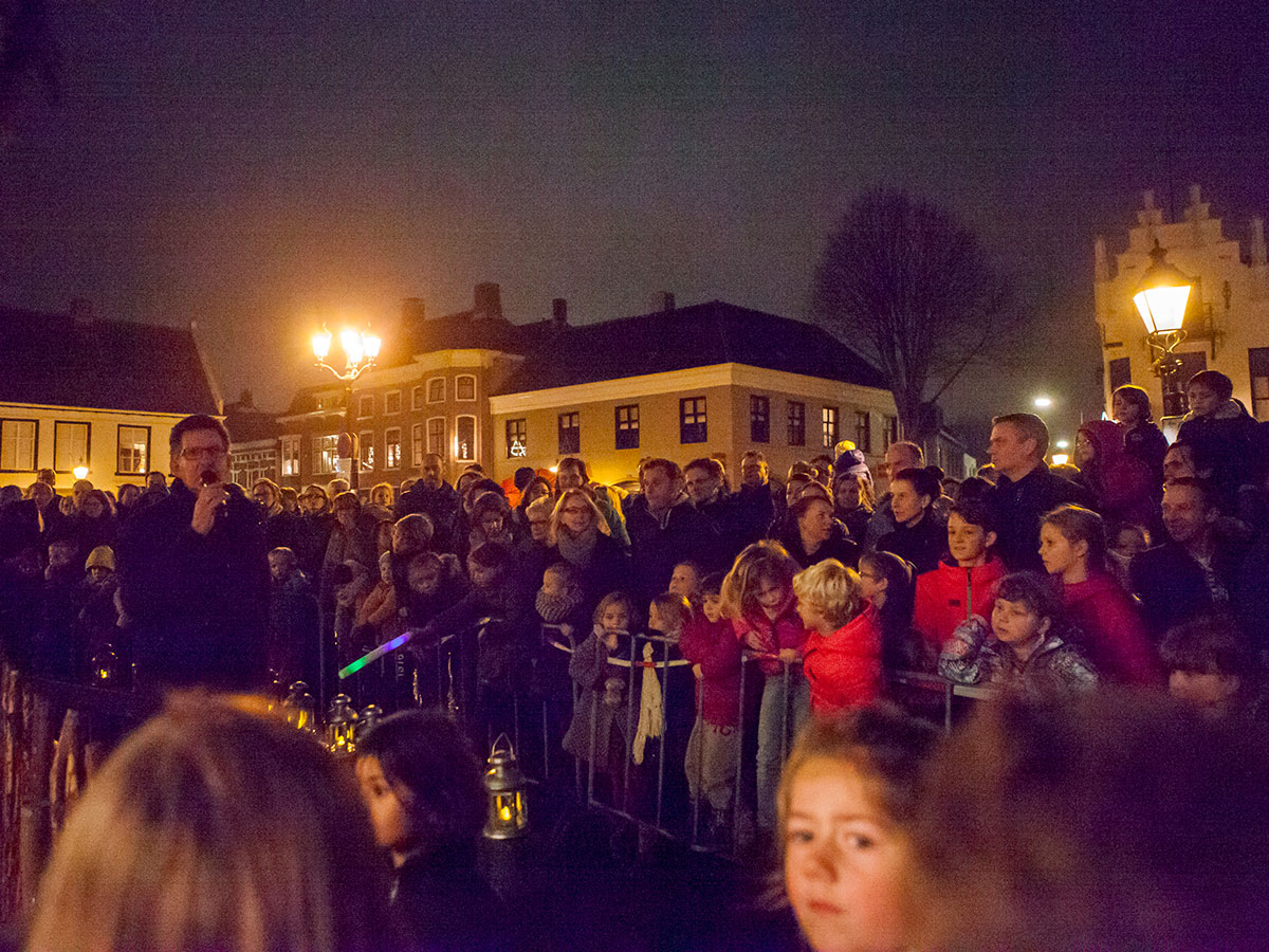 publiek tijdens opening kerststal in Princenhage 2016
