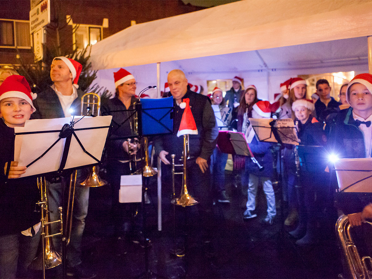orkest tijdens opening kerststal in Princenhage 2016