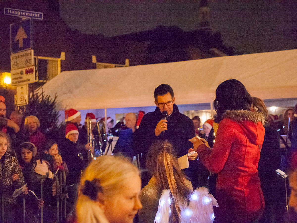 Henk Dijkers opent kerststal in Princenhage 2016