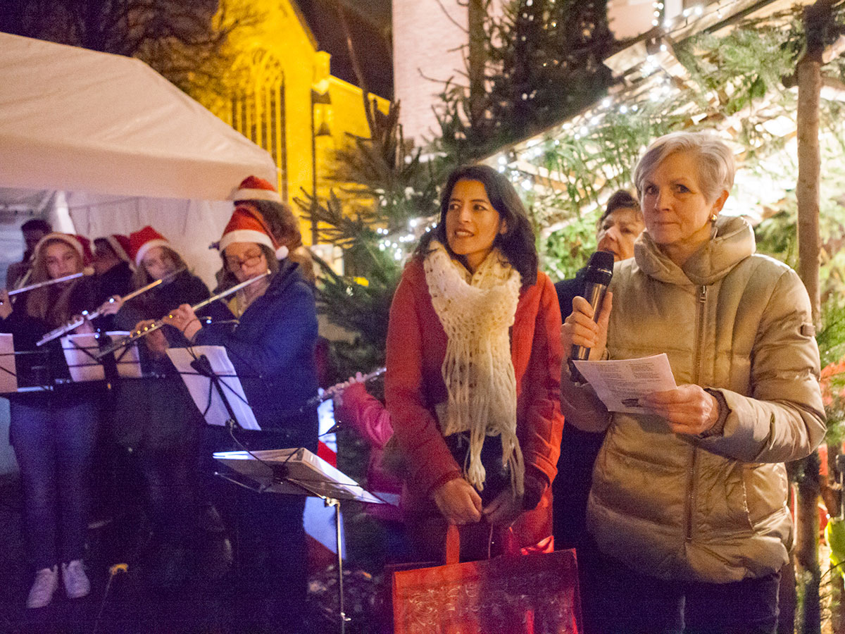 Essie tijdens opening kerststal in Princenhage 2016