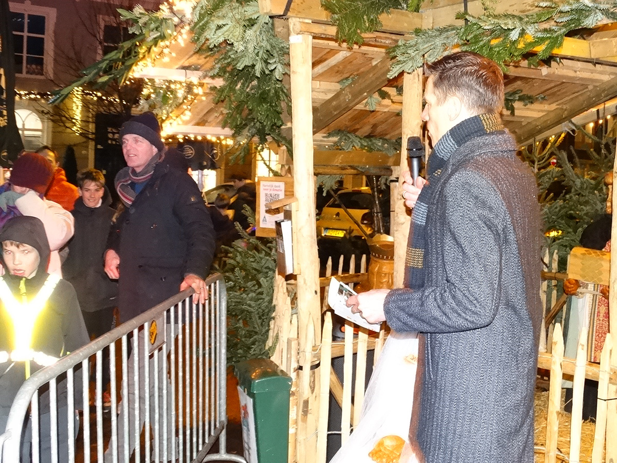 ruud spreekt publiek toe