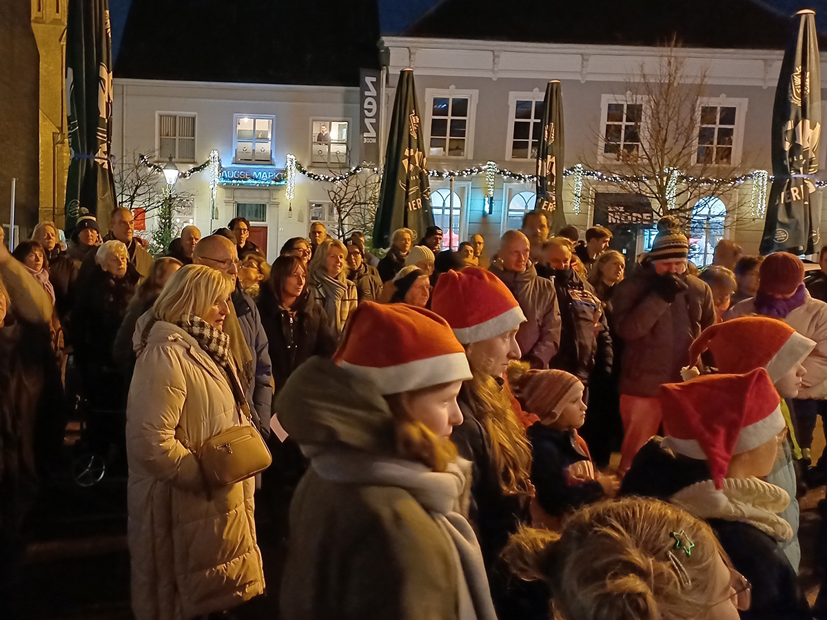 kinderen kijken naar de verlichte kerststal