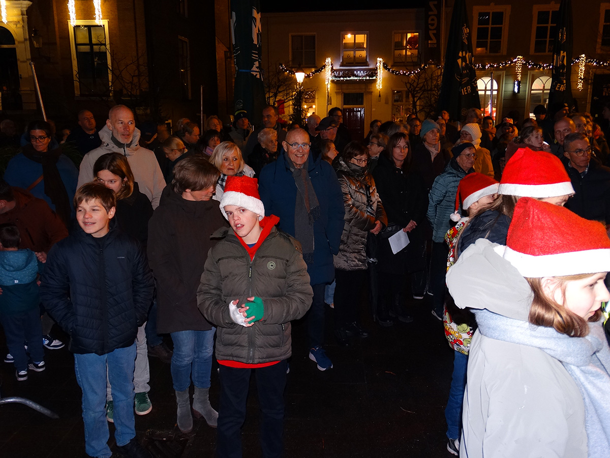 publiek bij de opening van de kerststal